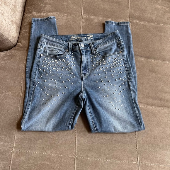 Seven7 Blue Skinny Jeans with Elegant Pearl Details - Picture 3 of 10